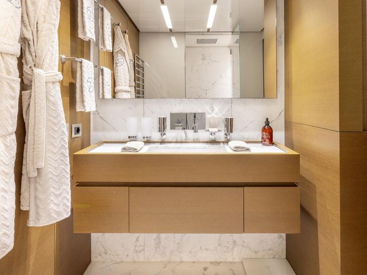 SEVEN SINS Sanlorenzo 52 Steel - VIP cabin 3 bathroom SEVEN SINS Sanlorenzo 52 Steel - VIP cabin 3 bathroom