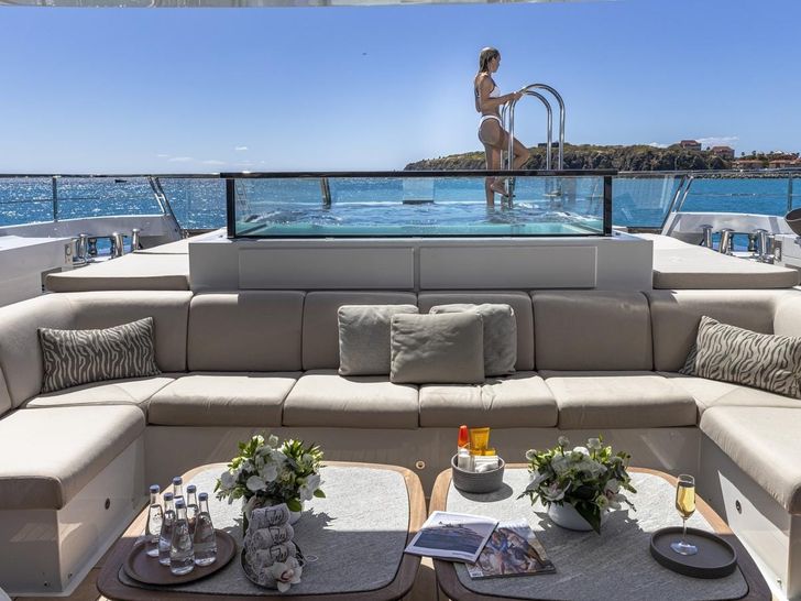 SEVEN SINS Sanlorenzo 52 Steel - main aft deck lounge and pool jacuzzi SEVEN SINS Sanlorenzo 52 Steel - main aft deck lounge and pool jacuzzi