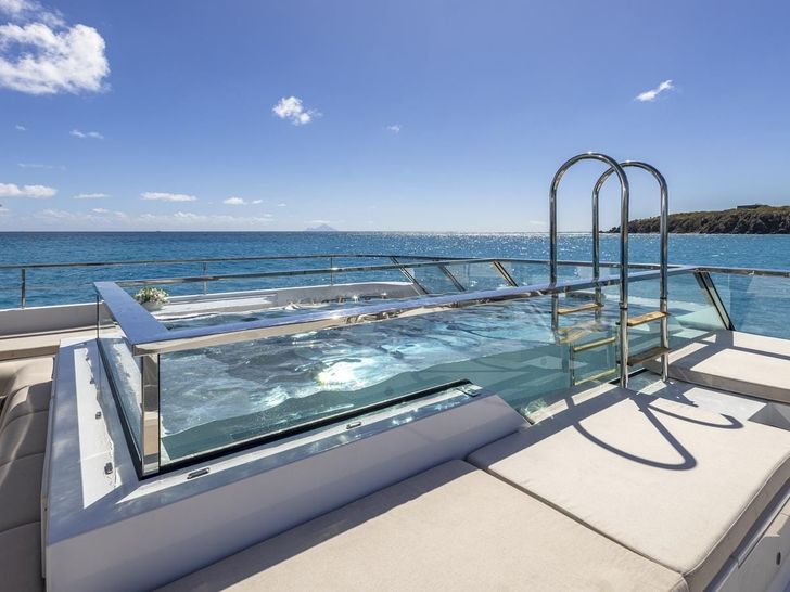 SEVEN SINS Sanlorenzo 52 Steel - main aft deck jacuzzi and sunbathing area SEVEN SINS Sanlorenzo 52 Steel - main aft deck jacuzzi and sunbathing area