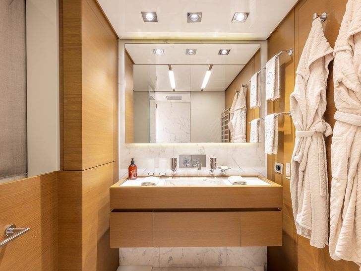 SEVEN SINS Sanlorenzo 52 Steel - twin cabin bathroom SEVEN SINS Sanlorenzo 52 Steel - twin cabin bathroom