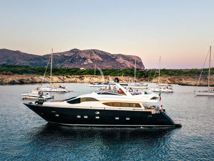 SEVEN STARS Antago 83 - anchored side profile SEVEN STARS Antago 83 - anchored side profile