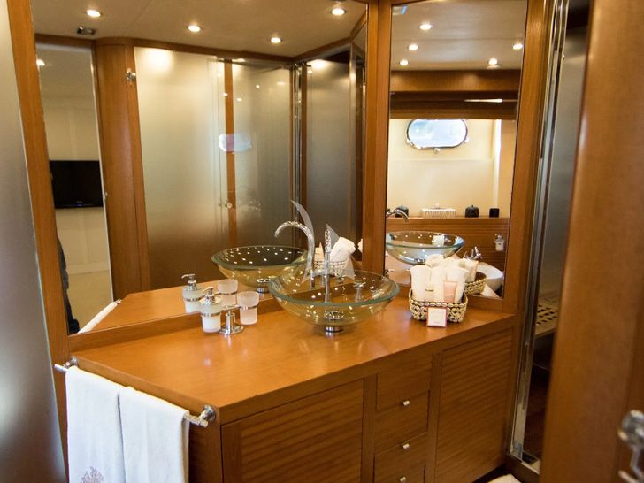 SEVEN STARS Antago 83 - cabin bathroom SEVEN STARS Antago 83 - cabin bathroom