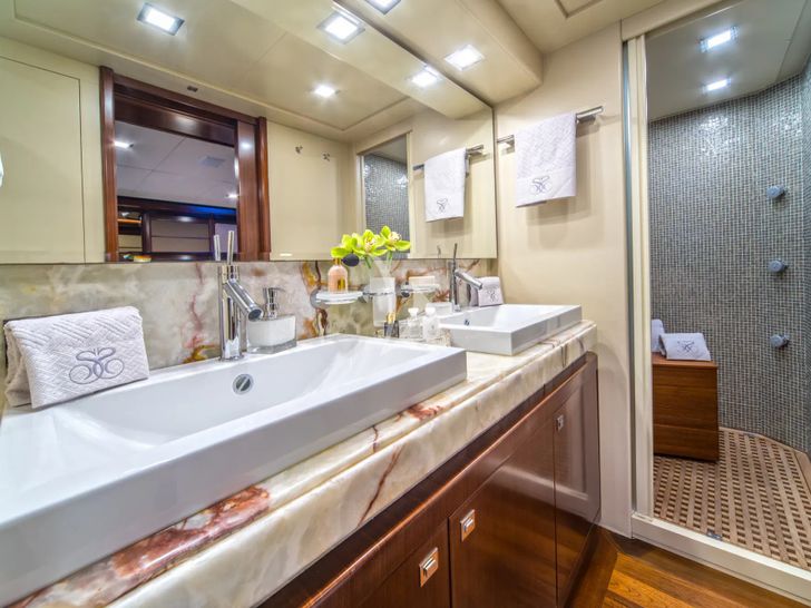 SEVENTH SENSE Ferretti 33m - VIP cabin 1 bathroom SEVENTH SENSE Ferretti 33m - VIP cabin 1 bathroom