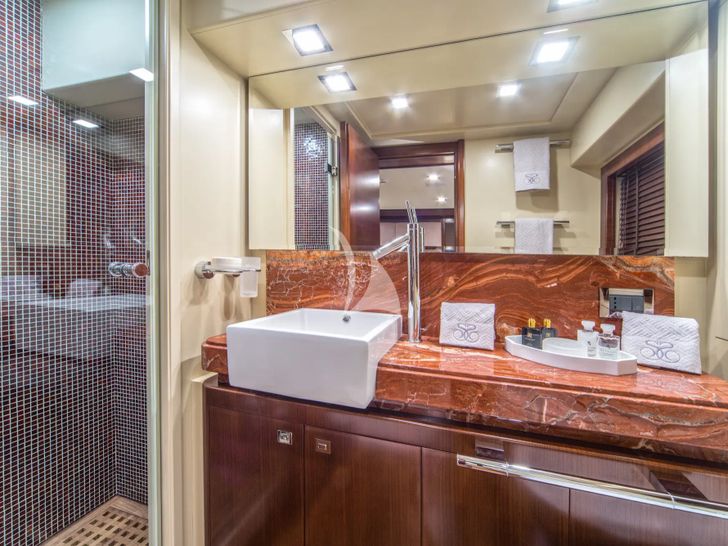 SEVENTH SENSE Ferretti 33m - VIP cabin 2 bathroom SEVENTH SENSE Ferretti 33m - VIP cabin 2 bathroom