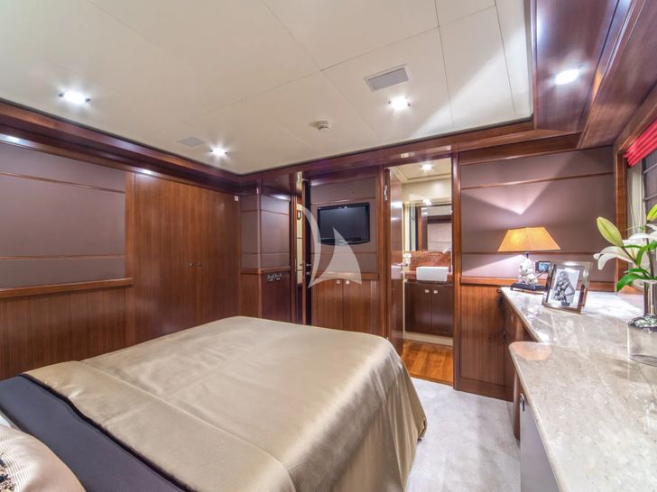 SEVENTH SENSE Ferretti 33m - VIP cabin 2 SEVENTH SENSE Ferretti 33m - VIP cabin 2