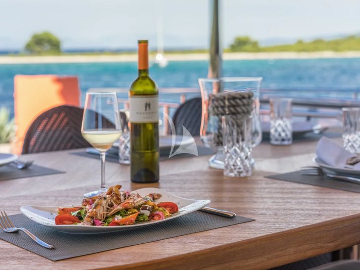 SEVENTH SENSE Ferretti 33m - alfresco dining SEVENTH SENSE Ferretti 33m - alfresco dining