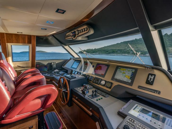 SEVENTH SENSE Ferretti 33m - cockpit SEVENTH SENSE Ferretti 33m - cockpit