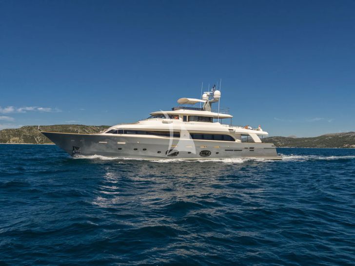SEVENTH SENSE Ferretti 33m - profile SEVENTH SENSE Ferretti 33m - profile