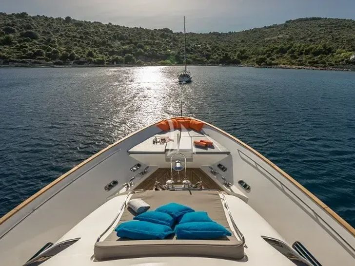 SEVENTH SENSE Ferretti 33m - foredeck SEVENTH SENSE Ferretti 33m - foredeck