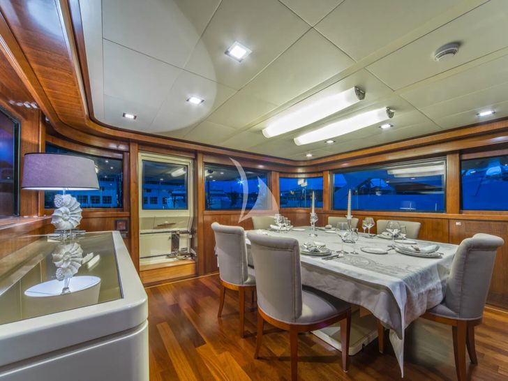 SEVENTH SENSE Ferretti 33m - main dining area SEVENTH SENSE Ferretti 33m - main dining area