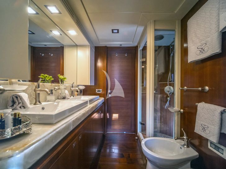 SEVENTH SENSE Ferretti 33m - master cabin bathroom SEVENTH SENSE Ferretti 33m - master cabin bathroom