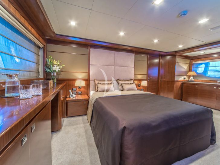SEVENTH SENSE Ferretti 33m - master cabin SEVENTH SENSE Ferretti 33m - master cabin