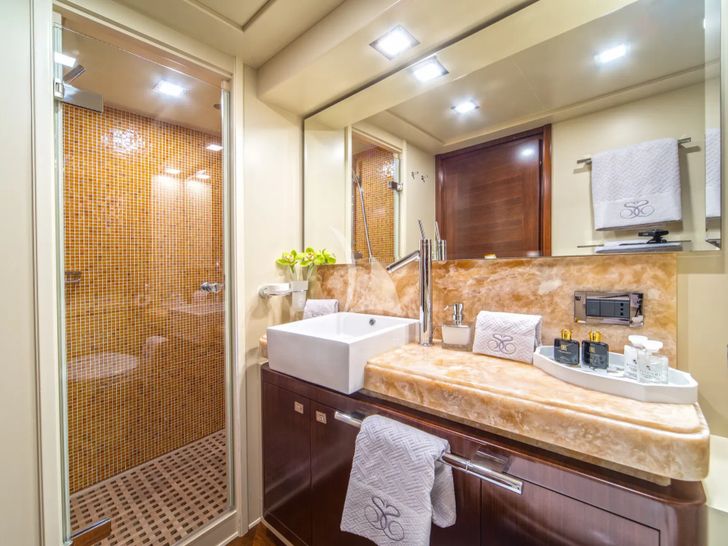 SEVENTH SENSE Ferretti 33m - twin cabin bathroom SEVENTH SENSE Ferretti 33m - twin cabin bathroom