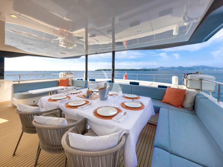 SILENT GRACE Flybridge Alfresco SILENT GRACE Flybridge Alfresco