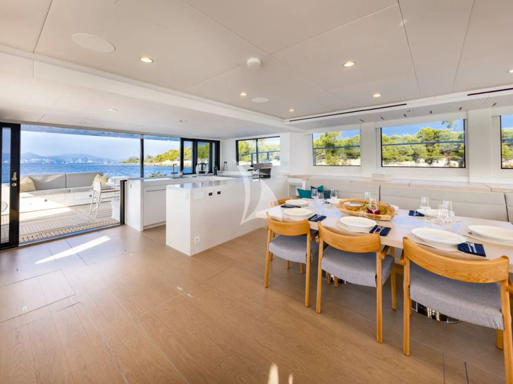 SILENT GRACE Saloon SILENT GRACE Saloon