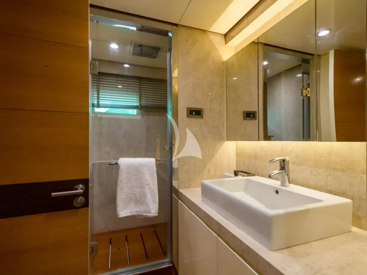 WORLD IAG 39m - VIP cabin 2 bathroom WORLD IAG 39m - VIP cabin 2 bathroom
