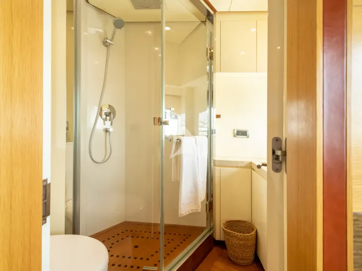 WORLD IAG 39m - VIP cabin 3 bathroom WORLD IAG 39m - VIP cabin 3 bathroom