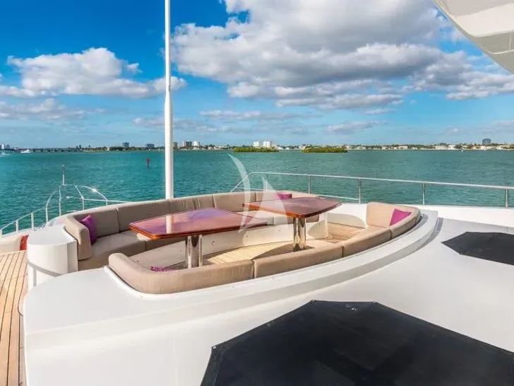 WORLD IAG 39m - foredeck lounge WORLD IAG 39m - foredeck lounge