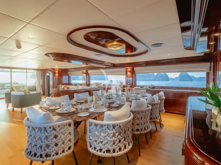 SILENTWORLD Astilleros Cies Oassive 39m - main dining area SILENTWORLD Astilleros Cies Oassive 39m - main dining area