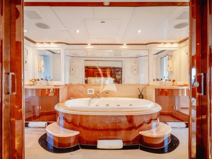 SILENTWORLD Astilleros Cies Oassive 39m - master cabin bathroom SILENTWORLD Astilleros Cies Oassive 39m - master cabin bathroom