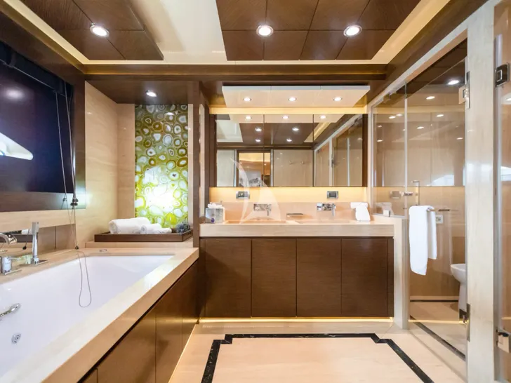 WORLD IAG 39m - master cabin bathroom WORLD IAG 39m - master cabin bathroom