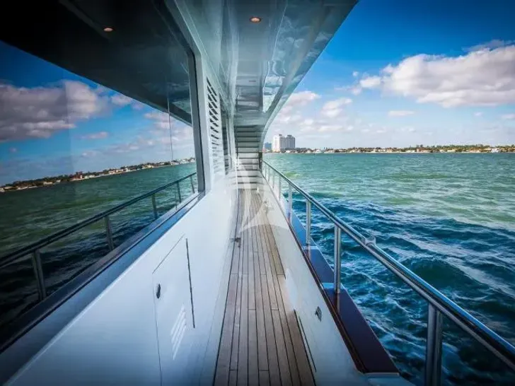 WORLD IAG 39m - side walkway WORLD IAG 39m - side walkway