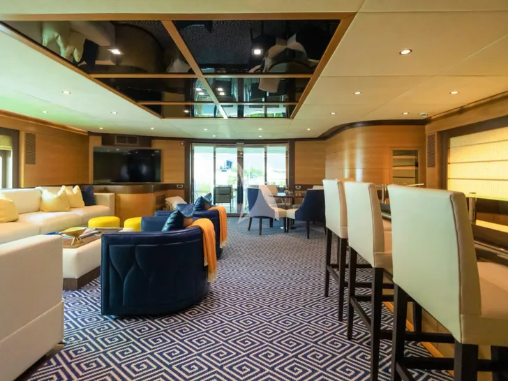 WORLD IAG 39m - sky lounge and bar WORLD IAG 39m - sky lounge and bar