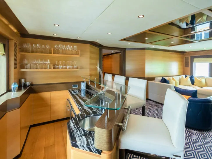 WORLD IAG 39m - sky lounge bar WORLD IAG 39m - sky lounge bar