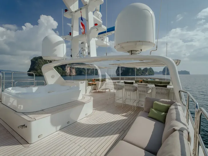 SILENTWORLD Astilleros Cies Oassive 39m - sundeck bar and jacuzzi SILENTWORLD Astilleros Cies Oassive 39m - sundeck bar and jacuzzi