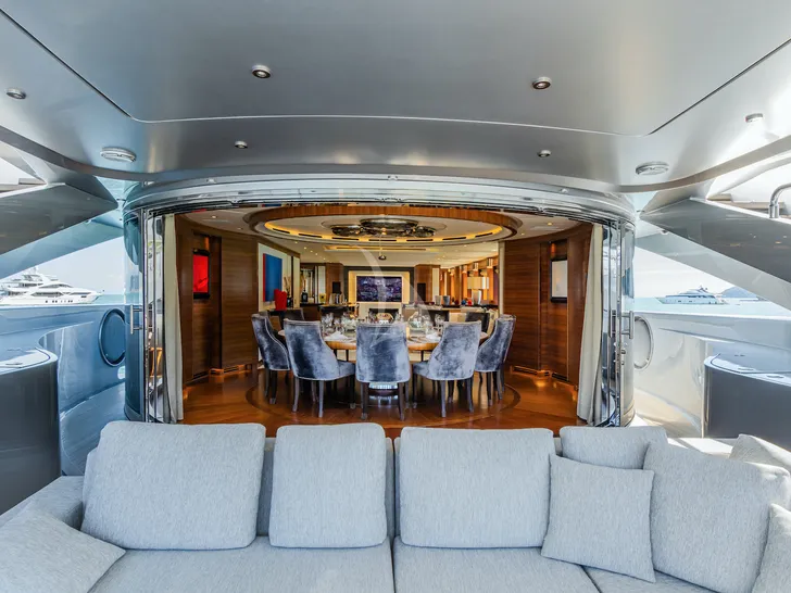 SILVER WIND ISA 140 - dining area SILVER WIND ISA 140 - dining area