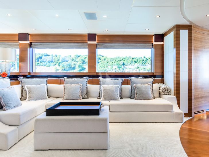 SILVER WIND ISA 140 - main saloon SILVER WIND ISA 140 - main saloon