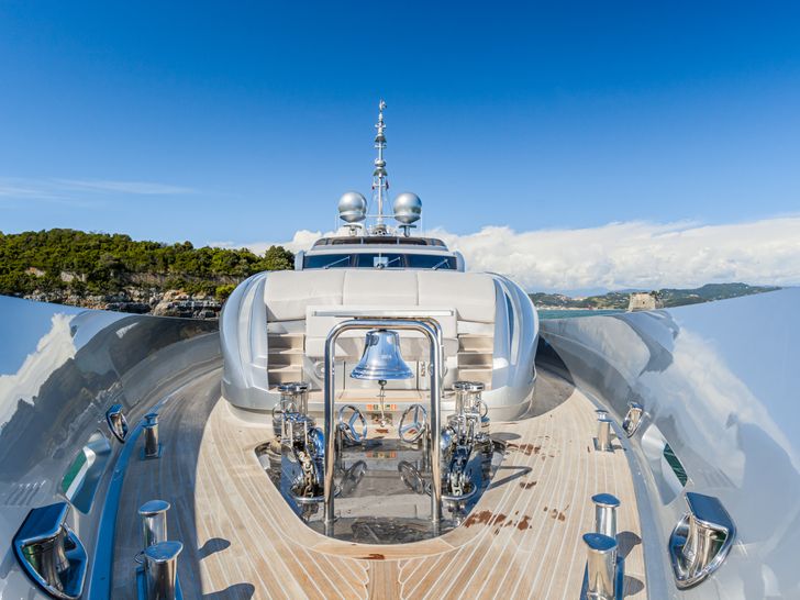 SILVER WIND ISA 140 - foredeck sunbathing area SILVER WIND ISA 140 - foredeck sunbathing area