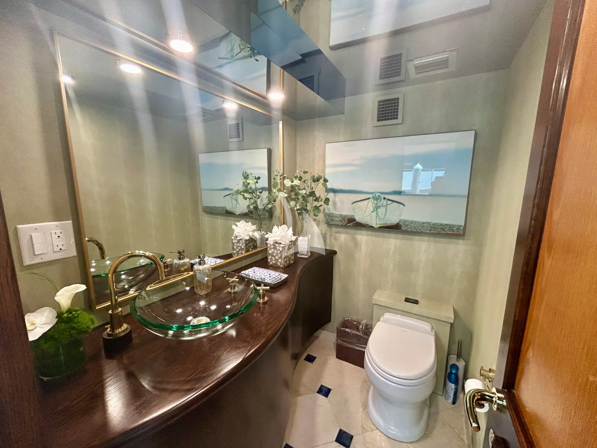 SKY Broward Marine 35m - VIP cabin 1 bathroom
