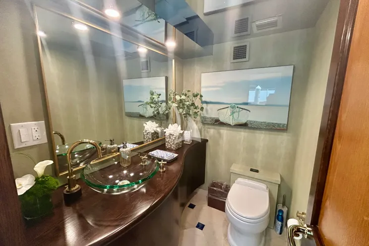 Charter Yacht SKY - Broward Marine 35m - 4 Cabins - Nassau - Exumas - Bahamas