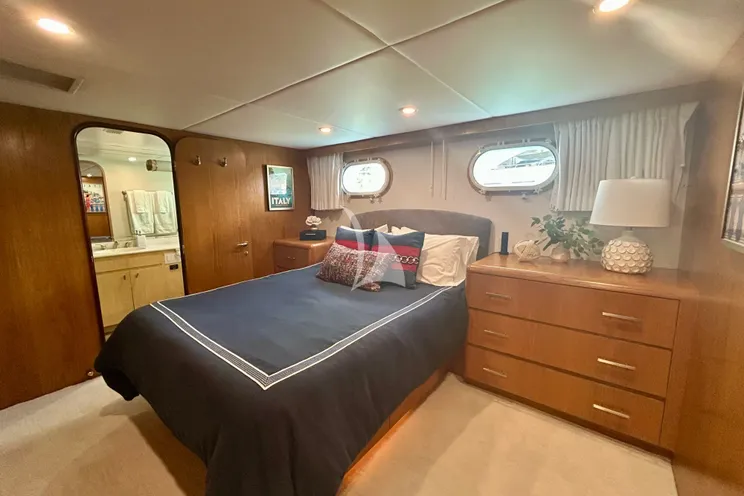 Charter Yacht SKY - Broward Marine 35m - 4 Cabins - Nassau - Exumas - Bahamas
