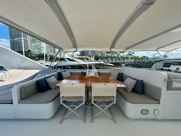 SKY Broward Marine 35m - flybridge lounge SKY Broward Marine 35m - flybridge lounge