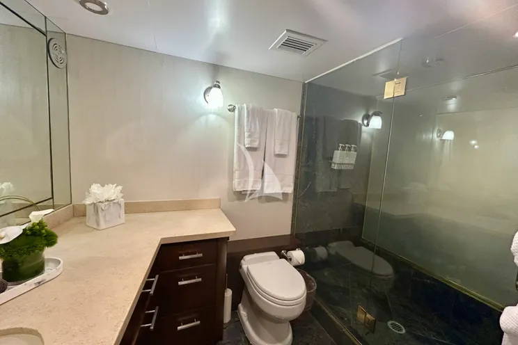 Charter Yacht SKY - Broward Marine 35m - 4 Cabins - Nassau - Exumas - Bahamas