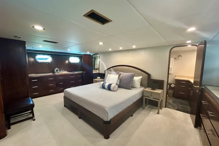 Charter Yacht SKY - Broward Marine 35m - 4 Cabins - Nassau - Exumas - Bahamas