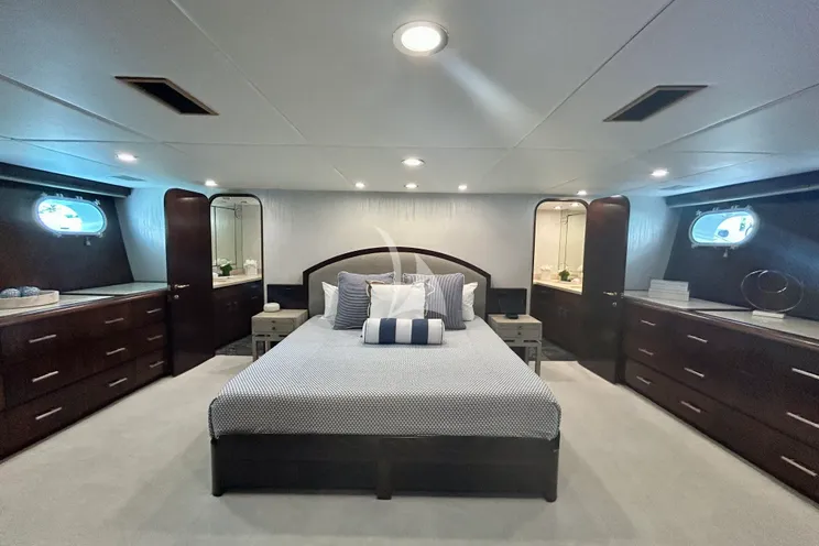 Charter Yacht SKY - Broward Marine 35m - 4 Cabins - Nassau - Exumas - Bahamas