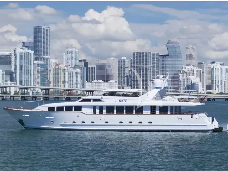 SKY Broward Marine 35m - profile SKY Broward Marine 35m - profile