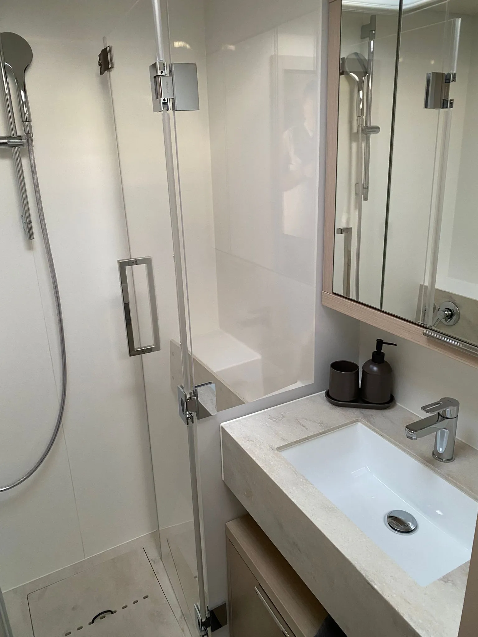 EMILIA Lagoon 55 - cabin 2 bathroom