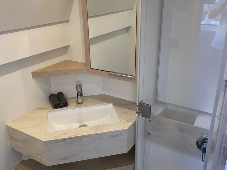 EMILIA Lagoon 55 - cabin 4 bathroom EMILIA Lagoon 55 - cabin 4 bathroom