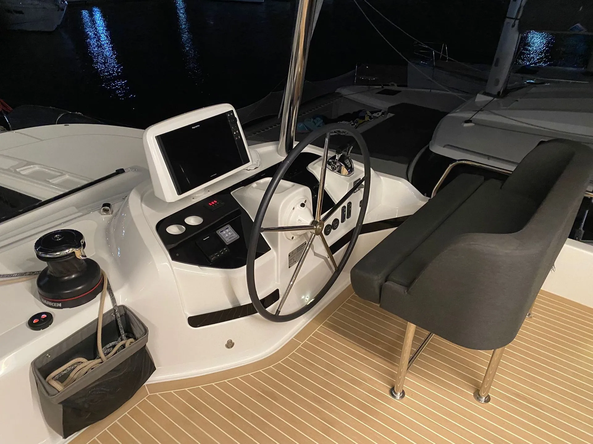 EMILIA Lagoon 55 - flybridge helm