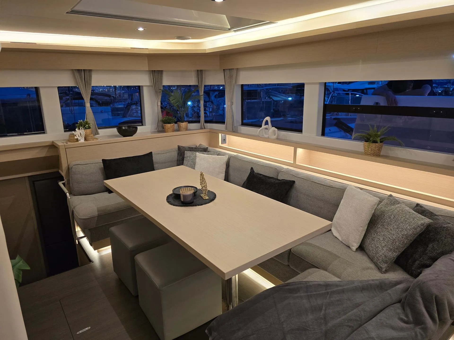 EMILIA Lagoon 55 - saloon