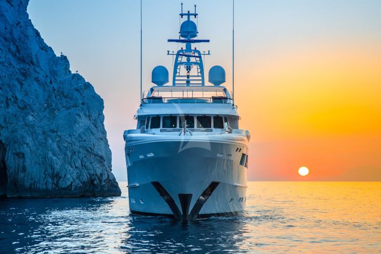 Charter Yacht SNOWBIRD - Hakvoort 39m - 5 Cabins - Monaco - St Tropez - Cannes - Ajaccio - Naples - Amalfi - St Martin - St Thomas - St Vincent - Tortola