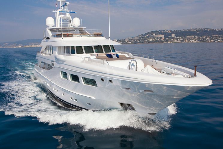 Charter Yacht SNOWBIRD - Hakvoort 39m - 5 Cabins - Monaco - St Tropez - Cannes - Ajaccio - Naples - Amalfi - St Martin - St Thomas - St Vincent - Tortola