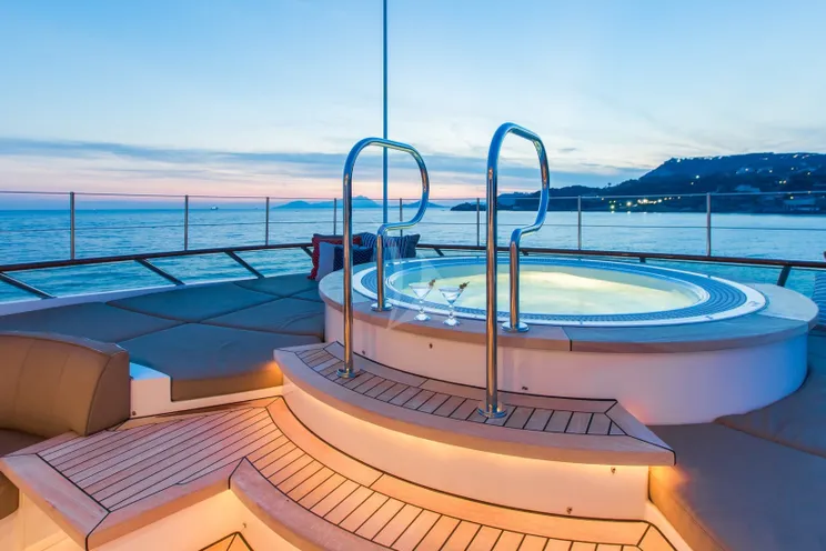 Charter Yacht SNOWBIRD - Hakvoort 39m - 5 Cabins - Monaco - St Tropez - Cannes - Ajaccio - Naples - Amalfi - St Martin - St Thomas - St Vincent - Tortola