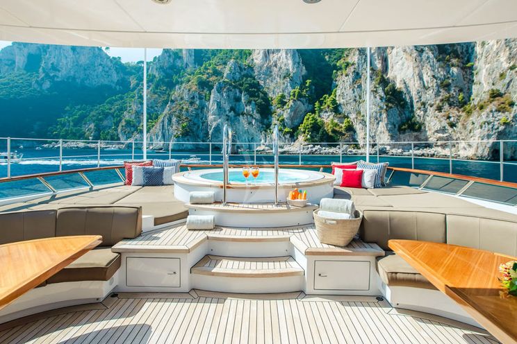 Charter Yacht SNOWBIRD - Hakvoort 39m - 5 Cabins - Monaco - St Tropez - Cannes - Ajaccio - Naples - Amalfi - St Martin - St Thomas - St Vincent - Tortola