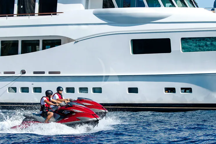 Charter Yacht SNOWBIRD - Hakvoort 39m - 5 Cabins - Monaco - St Tropez - Cannes - Ajaccio - Naples - Amalfi - St Martin - St Thomas - St Vincent - Tortola