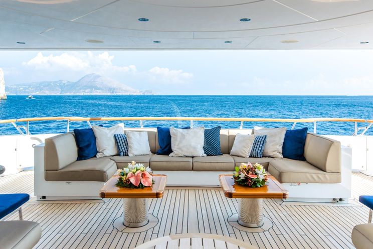 Charter Yacht SNOWBIRD - Hakvoort 39m - 5 Cabins - Monaco - St Tropez - Cannes - Ajaccio - Naples - Amalfi - St Martin - St Thomas - St Vincent - Tortola